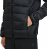 Detail einer Jacke mit Hand in der Tasche, schwarze Farbe, gesteppter Stil.