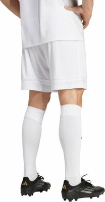 Mann in weißem Fußballtrikot, Shorts und Socken mit schwarzen Fußballschuhen. Mann in weißem Fußballtrikot, Shorts und Socken mit schwarzen Fußballschuhen.