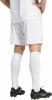 Mann in weißem Fußballtrikot, Shorts und Socken mit schwarzen Fußballschuhen.