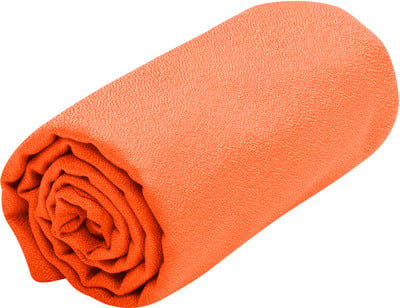 Orange gerolltes Tuch mit texturierter Oberfläche auf weißem Hintergrund. Orange gerolltes Tuch mit texturierter Oberfläche auf weißem Hintergrund.