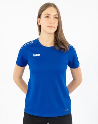 Eine Frau in einem blauen T-Shirt mit JAKO-Logo und grauen Details an den Schultern. Eine Frau in einem blauen T-Shirt mit JAKO-Logo und grauen Details an den Schultern.