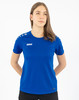 Eine Frau in einem blauen T-Shirt mit JAKO-Logo und grauen Details an den Schultern.