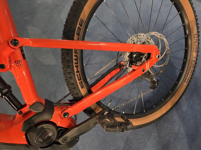 Detail des Hinterteils eines orangefarbenen E-Mountainbikes mit Bosch-Antrieb. Detail des Hinterteils eines orangefarbenen E-Mountainbikes mit Bosch-Antrieb.