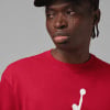 Ein Mann in einem roten T-Shirt mit Jumpman-Logo und Kappe