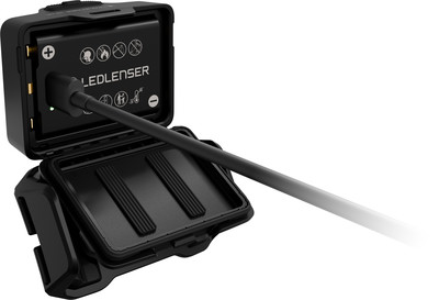Aufladen des LEDLENSER Akkus mit einem Ladekabel mit Ladeanzeige. Aufladen des LEDLENSER Akkus mit einem Ladekabel mit Ladeanzeige.