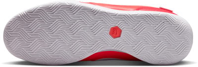 Pohľad na podrážku červenej tenisky Nike s geometrickým vzorom. Pohľad na podrážku červenej tenisky Nike s geometrickým vzorom.