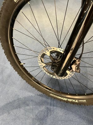 Detail eines Mountainbike-Vorderrads mit Scheibenbremse und Reifen. Detail eines Mountainbike-Vorderrads mit Scheibenbremse und Reifen.