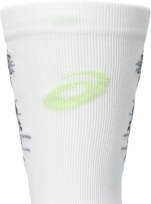 Weißer Socken mit grauen und hellgrünen Mustern und Logo. Weißer Socken mit grauen und hellgrünen Mustern und Logo.
