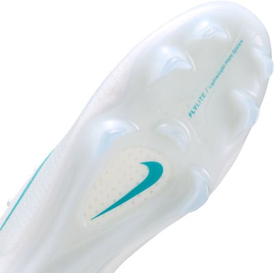 Die Sohle eines weißen Fußballschuhs mit türkisfarbenem Nike-Logo und Schriftzug. Die Sohle eines weißen Fußballschuhs mit türkisfarbenem Nike-Logo und Schriftzug.