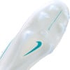 Die Sohle eines weißen Fußballschuhs mit türkisfarbenem Nike-Logo und Schriftzug.