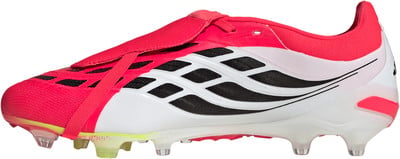 Pinke Fußballschuhe mit weißen und schwarzen Akzenten und transparenten Stollen. Pinke Fußballschuhe mit weißen und schwarzen Akzenten und transparenten Stollen.