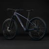 Ein dunkelblaues Cube Mountainbike mit schwarzen Felgen und Rahmendetails.