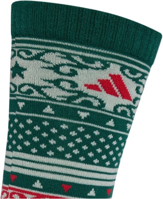 Grüne Socken mit Weihnachtsmuster, Sternen und roten Akzenten. Grüne Socken mit Weihnachtsmuster, Sternen und roten Akzenten.