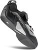 Ein schwarzer La Sportiva Kletterschuh mit grauen Elementen und Markenlogo.