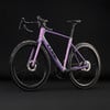 Lila Cube Rennrad mit schillernder Lackierung und schwarzen Rädern.