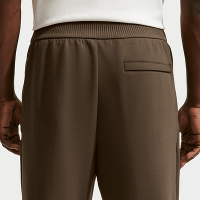 Detail der Rückseite einer dunkelbraunen Hose mit Tasche.