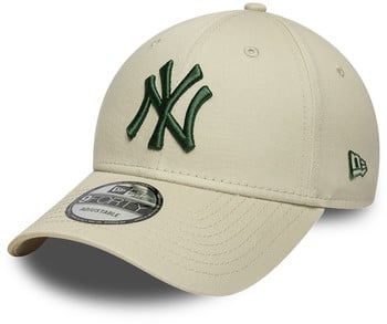 Eine beige New York Yankees Kappe mit dunkelgrünem Logo.