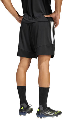 Ein Mann in schwarzen Shorts und Fußballschuhen mit weißen Streifen am Bein. Ein Mann in schwarzen Shorts und Fußballschuhen mit weißen Streifen am Bein.