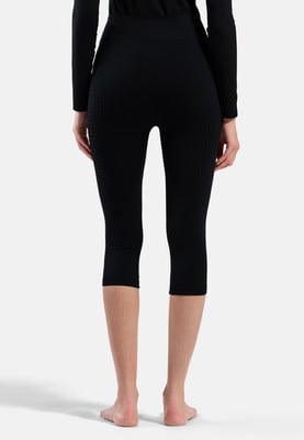 Rückansicht einer schwarzen Capri-Leggings mit feinem Muster. Rückansicht einer schwarzen Capri-Leggings mit feinem Muster.