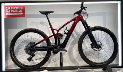 Rotes E-Bike der Marke Trek mit Federung und Scheibenbremsen. Rotes E-Bike der Marke Trek mit Federung und Scheibenbremsen.
