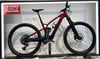Rotes E-Bike der Marke Trek mit Federung und Scheibenbremsen.
