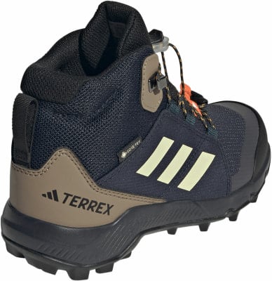 Dunkelblaue Adidas Terrex Wanderschuhe mit Gore-Tex-Logo und reflektierenden Streifen. Dunkelblaue Adidas Terrex Wanderschuhe mit Gore-Tex-Logo und reflektierenden Streifen.