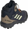 Dunkelblaue Adidas Terrex Wanderschuhe mit Gore-Tex-Logo und reflektierenden Streifen.