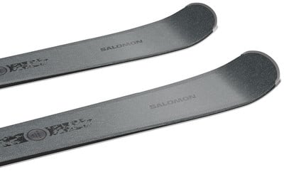 Zwei Salomon-Skier mit grauem Design und Text auf der Oberfläche.