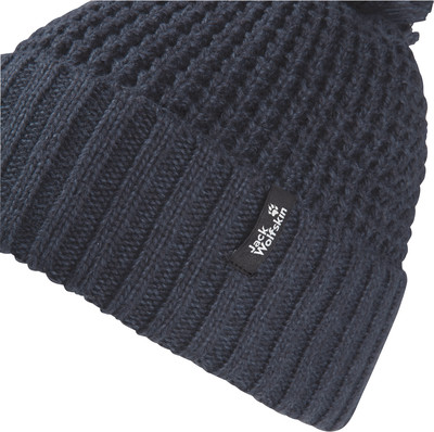 Dunkelblaue Strickmütze mit Jack Wolfskin Logo auf dem Etikett.