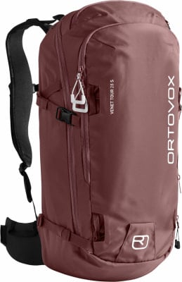 Ein roter Rucksack von Ortovox mit weißem Logo und Riemen.