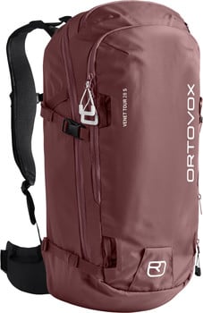 Ein roter Rucksack von Ortovox mit weißem Logo und Riemen.