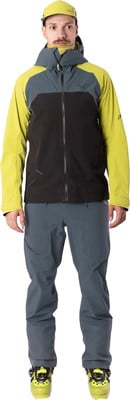 Mann in gelber Kapuzenjacke mit schwarzer Mitte und blauer Hose. Mann in gelber Kapuzenjacke mit schwarzer Mitte und blauer Hose.