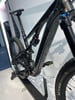 Schwarzes Fullsuspension-Mountainbike mit Fox-Dämpfer.
