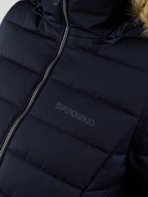 Sötétkék steppelt dzseki ID FUNDANGO logóval a mellkasán.
