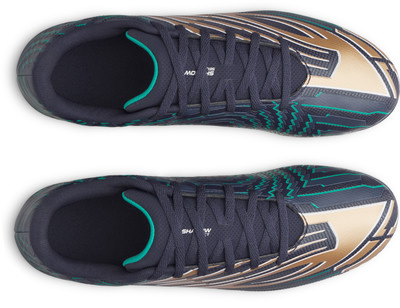 Draufsicht auf dunkelblaue Fußballschuhe mit goldenen und grünen Details. Draufsicht auf dunkelblaue Fußballschuhe mit goldenen und grünen Details.
