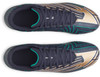 Draufsicht auf dunkelblaue Fußballschuhe mit goldenen und grünen Details.