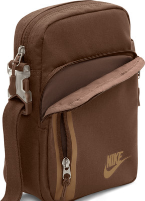 Braune Nike Tasche mit offenem Hauptfach und vorderer Reißverschlusstasche.