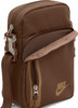 Braune Nike Tasche mit offenem Hauptfach und vorderer Reißverschlusstasche.