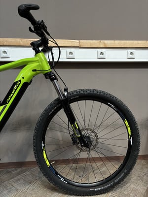 Ein grünes Mountainbike mit schwarzen Akzenten und Vorderradfederung. Ein grünes Mountainbike mit schwarzen Akzenten und Vorderradfederung.