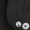 Detail eines schwarzen Rucksacks mit zwei reflektierenden Augen und Nähten.