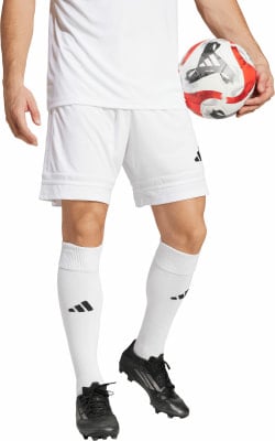 Ein Mann hält einen Fußball, trägt weiße Shorts und weiße Socken. Ein Mann hält einen Fußball, trägt weiße Shorts und weiße Socken.