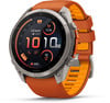 Orange Garmin Fenix Smartwatch mit Anzeige von Uhrzeit und Sportdaten.