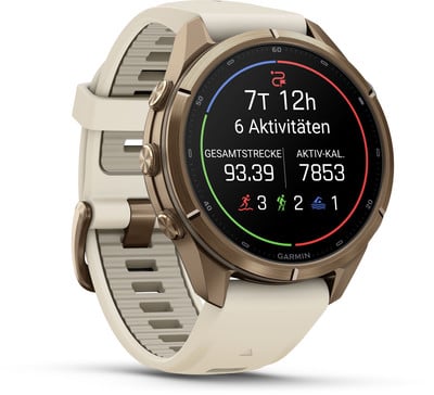 Eine goldene Garmin Smartwatch mit beigem Armband und einem übersichtlichen Zifferblatt. Eine goldene Garmin Smartwatch mit beigem Armband und einem übersichtlichen Zifferblatt.