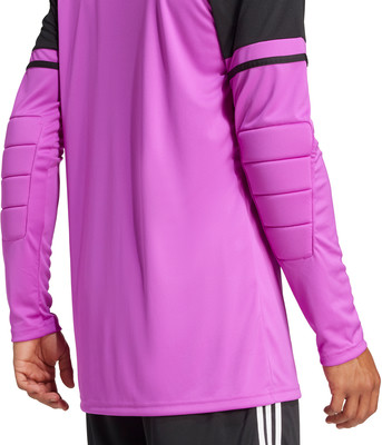 Pinkes Trikot mit schwarzen Ärmeln und gepolsterten Ellbogen, Detail.