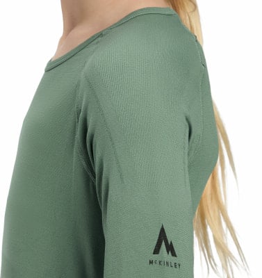 Grünes Langarmshirt für Mädchen mit McKinley-Logo auf dem Ärmel. Grünes Langarmshirt für Mädchen mit McKinley-Logo auf dem Ärmel.