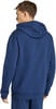Ein Mann in einem dunkelblauen Kapuzenpullover von hinten.