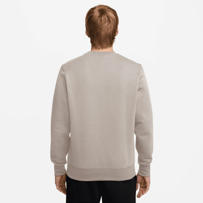 Rückansicht eines Mannes in einem beigefarbenen Sweatshirt vor weißem Hintergrund. Rückansicht eines Mannes in einem beigefarbenen Sweatshirt vor weißem Hintergrund.
