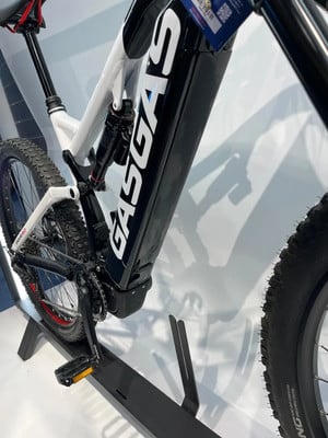 Detail eines GASGAS Mountain-E-Bikes mit Federung und Akku. Detail eines GASGAS Mountain-E-Bikes mit Federung und Akku.
