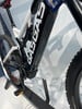 Detail eines GASGAS Mountain-E-Bikes mit Federung und Akku.