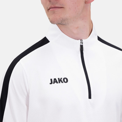 Detail einer weißen Sportjacke mit schwarzen Streifen und JAKO-Logo. Detail einer weißen Sportjacke mit schwarzen Streifen und JAKO-Logo.